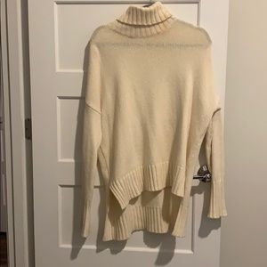 BCBG Maxazria - White Turtle Neck Size Small